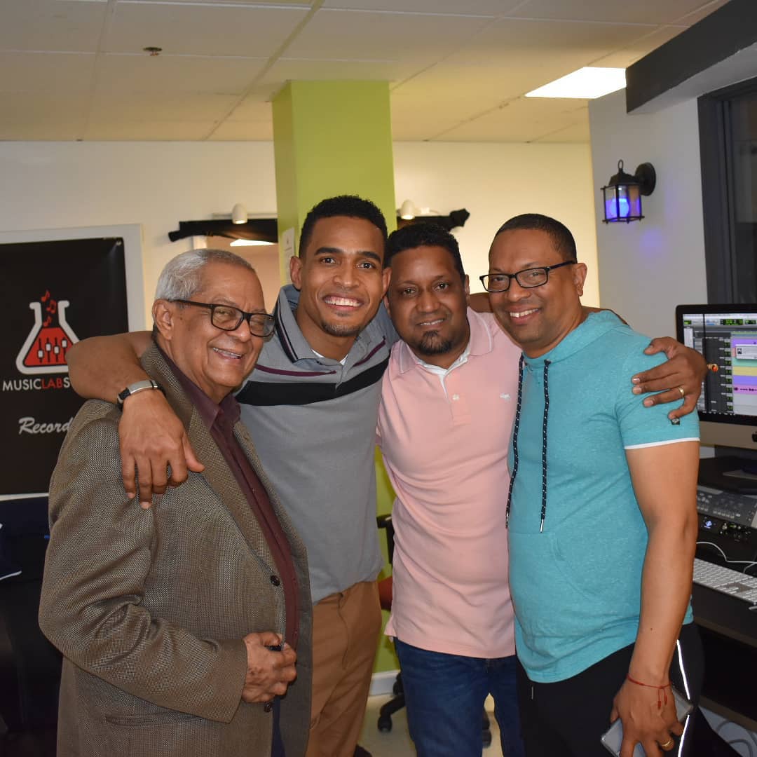 Charlie Pe en el estudio junto a productores y músicos del equipo (2018)